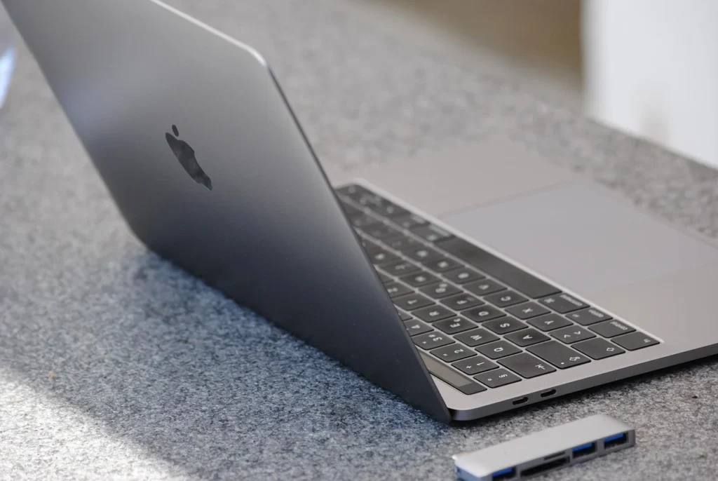 Разъём USB-C с металлическими крепёжными лепестками на зелёной печатной плате